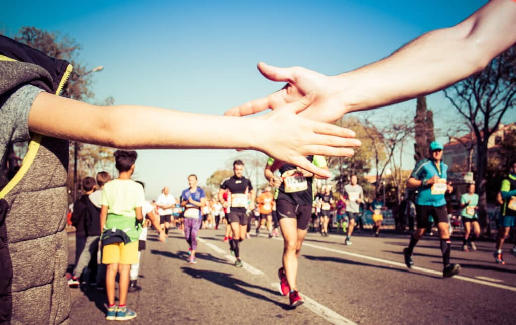 Das Bild zeigt Menschen die einen Marathon im Team laufen.