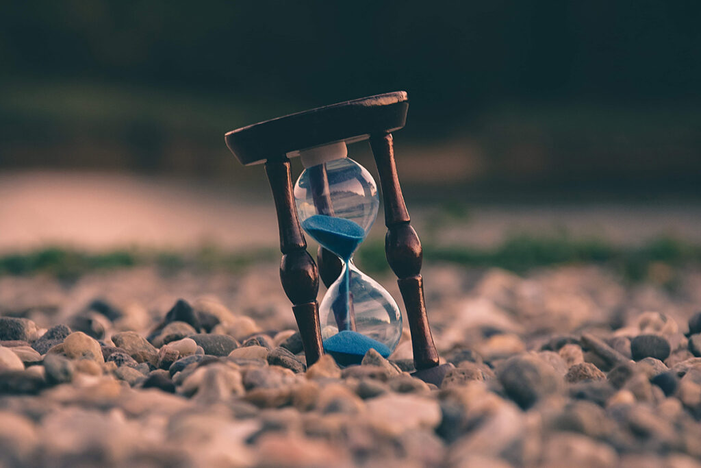 Die Sand Uhr auf dem Bild symbolisiert, dass Unternehmenskultur sichtbar gemacht werden muss und dass keine Zeit für Abkürzungen vorhanden ist